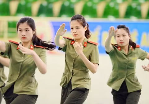 Học viên nữ ANND luyện tập võ thuật. Ảnh TP.