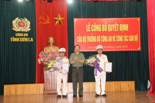 Thiếu tướng Bùi Minh Giám trao quyết định cho Thượng tá Hoàng Quốc Việt và Trung tá Bùi Tuấn Anh.