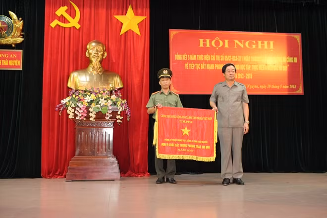 Đồng chí Nhữ Văn Tâm, Phó Chủ tịch Thường trực UBND tỉnh Thái Nguyên trao Cờ thi đua xuất sắc tặng Phòng KTNV II