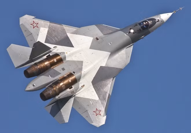 Điểm mấu chốt tạo nên sự cơ động ưu việt của Su-57 là được trang bị động cơ kiểm soát vector lực đẩy 3 chiều. Trong khi đó, động cơ của F-22 chỉ có khả năng kiểm soát vector lực đẩy 2 chiều. Tuy vậy, một số chuyên gia quân sự phương Tây vẫn hoài nghi khả năng cơ động của Su-57. Ảnh: AP.