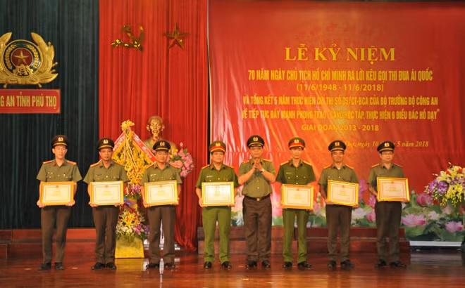 Thiếu tướng Nguyễn Hải Trung, Phó Tổng cục trưởng Tổng cục Chính trị CAND trao bằng khen của Bộ Công an tặng các cá nhân.