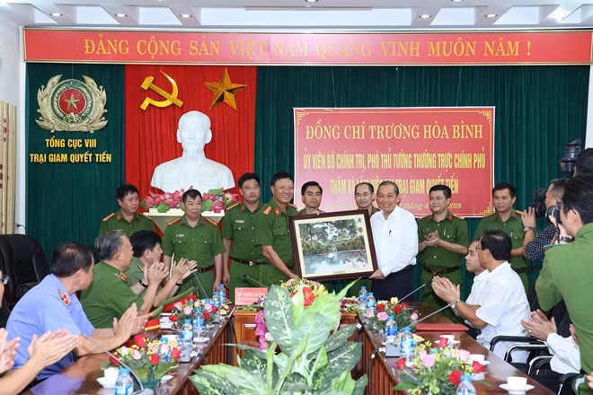 Phó Thủ tướng Thường trực Trương Hòa Bình tặng quà CBCS Trại giam Quyết Tiến.