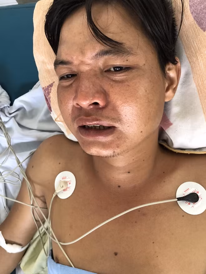 Đối tượng Bạch Văn Sì đang cấp cứu tại bệnh viện.