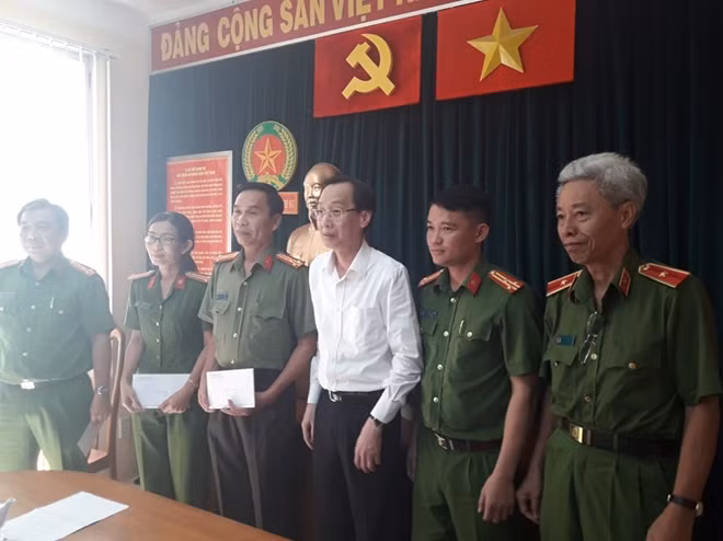 Ông Lê Thanh Liêm trao thưởng cho các đơn vị và cá nhân