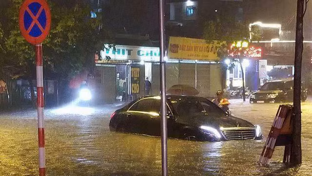 Cơn mưa chiều tối 13-5 khiến nhiều tuyến đường ở Hà Nội ngập sâu trong nước. Cơn mưa chiều tối 13-5 khiến nhiều tuyến đường ở Hà Nội ngập sâu trong nước.