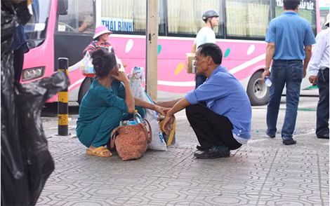 Đôi vợ chồng ngồi đợi khá lâu để bắt chuyến xe về Nam Định