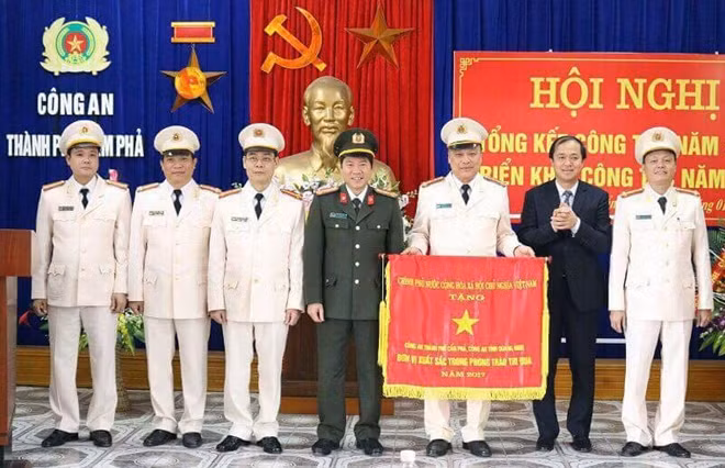 Công an TP Cẩm Phả đón nhận Cờ thi đua của Chính phủ.