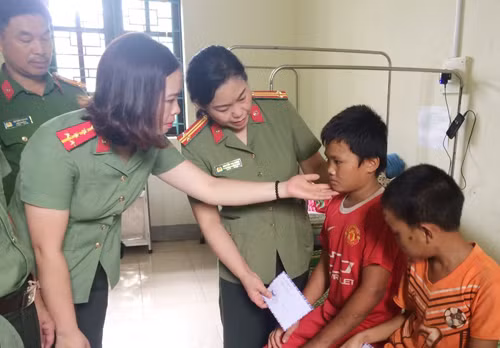 CBCS Công an Lai Châu thăm khám tặng quà 2 em nhỏ bị thương.