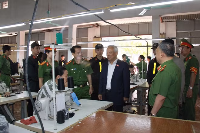 Phó Chủ tịch Quốc hội Uông Chu Lưu và Đoàn công tác thăm hỏi phạm nhân đang lao động tại phân xưởng may