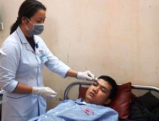 Các BS đang thăm khám cho thực tập sinh Trần Nhật Giáp