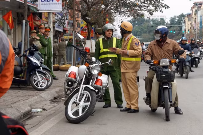 Công an phường Ngã Tư Sở đã dẹp bỏ, nghiêm cấm các điểm trông xe tự phát của người dân quanh khu vực đồng thời tổ chức điểm trông giữ xe miễn phí cho người dân ở các khu vực như: Bãi trông xe ở nút giao cắt giữa đường Láng và Nguyễn Trãi, trong khu vực toà nhà MIPEC.