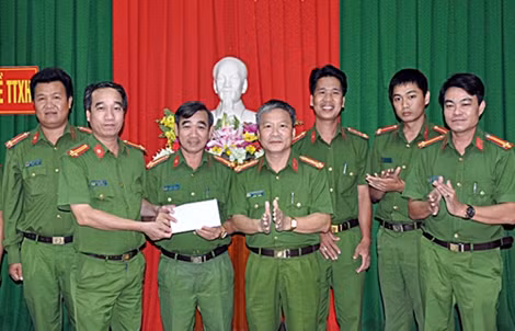 Đại tá Nguyễn Đức Dũng, Phó Giám đốc Công an tỉnh Quảng Nam, khen thưởng Đội Cảnh sát 113.
