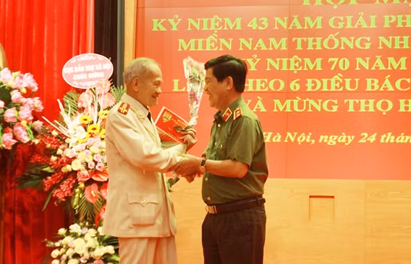 Thứ trưởng Nguyễn Văn Sơn tặng hoa chúc thọ cán bộ Công an chi viện chiến trường miền Nam. Thứ trưởng Nguyễn Văn Sơn tặng hoa chúc thọ cán bộ Công an chi viện chiến trường miền Nam.