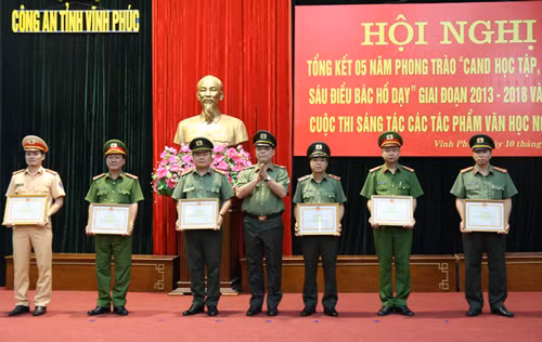 Thiếu tướng Nguyễn Hải Trung tặng Bằng khen của Bộ Công an cho các cá nhân xuất sắc.