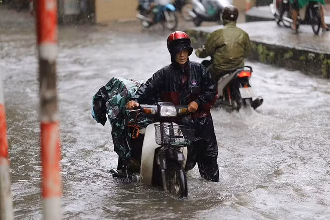 Cuộc sống người dân bị đảo lộn do mưa ngập tại Hà Nội.