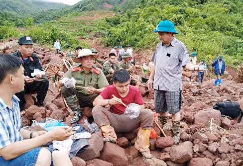 Bữa cơm giữa dòng suối lổn nhổn đá sau mưa lũ.