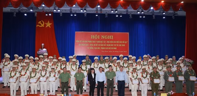 Các đại biểu dự Hội nghị