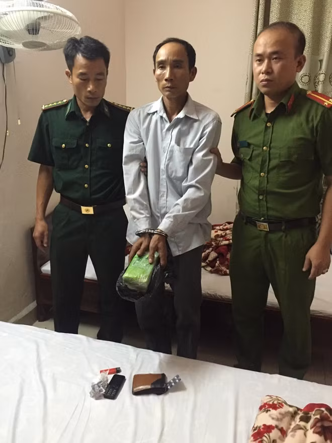 Hai đối tượng và tang vật.