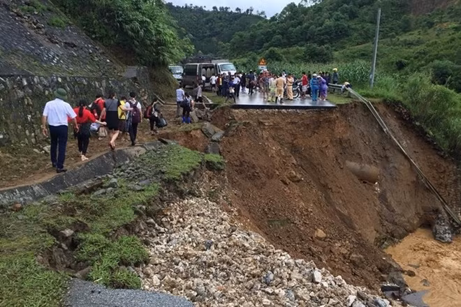 Đường giao thông bị chi cắt do sạt lở