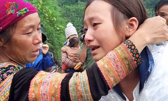 Nhà bị cuốn trôi, người thân mất tích. Cuộc sống của người dân vùng lũ đang gặp nhiều khó khăn. ảnh vov