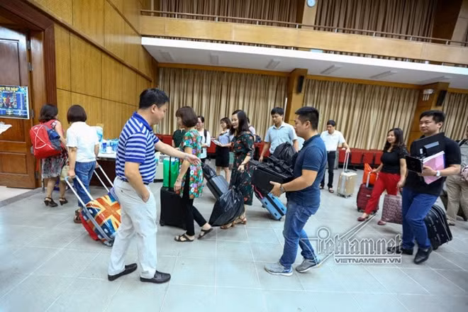 Niềm vui các thầy cô hoàn thành nhiệm vụ