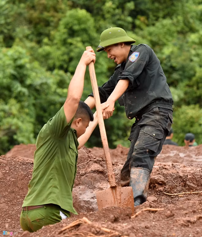 Bùn ngập sâu hơn 1 m