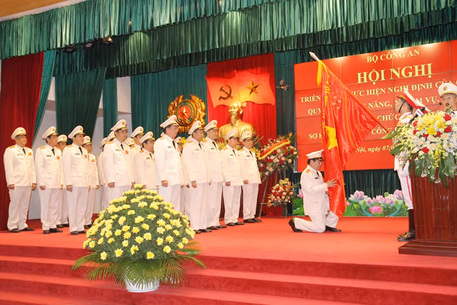 Bộ trưởng Tô Lâm cùng các đồng chí lãnh đạo Bộ Công an tuyên thệ dưới cờ Tổ quốc