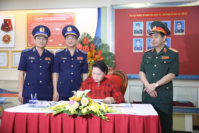 Chủ tịch Quốc hội viết lưu bút vào sổ vàng Nhà truyền thống của lực lượng Cảnh sát biển
