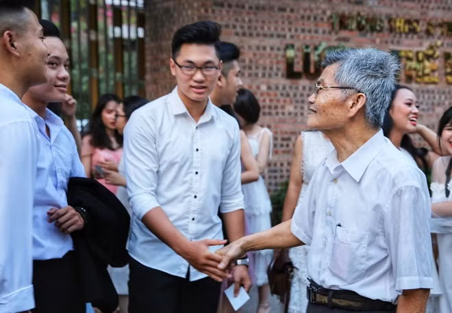 Xúc động gặp lại thầy cũ.
