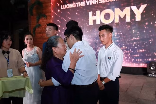 Sau niềm vui là giọt nước mắt tri ân thầy cô. Ảnh: infonet.