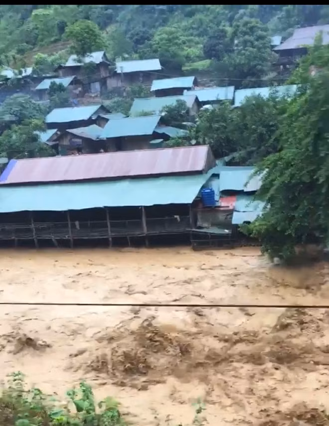 Cảnh tượng kinh hoàng ở con suối Nậm Ban.
