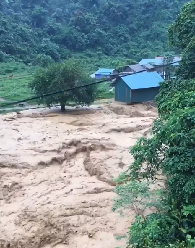 Dòng nước dữ đe dọa nuốt chửng nhà dân ven suối Nậm Ban.