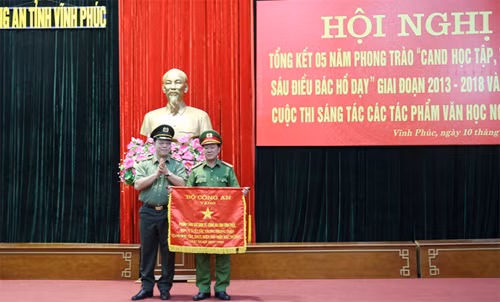 Thiếu tướng Nguyễn Hải Trung tặng Cờ của Bộ Công an tặng tập thể xuất sắc trong thực hiện Chỉ thị 05.