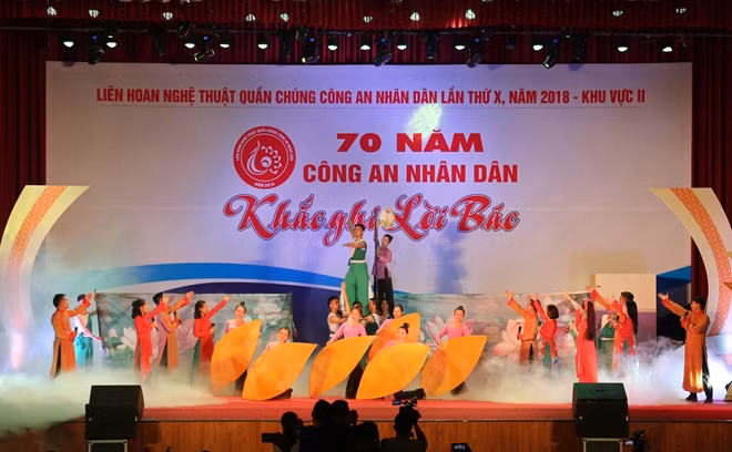 Một tiết phục tham gia liên hoan