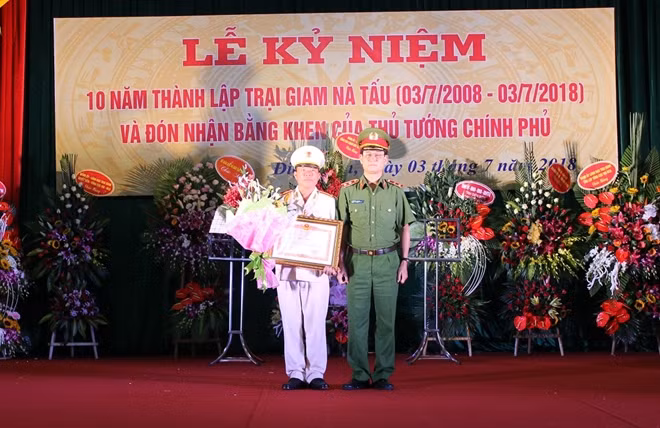 Thừa ủy quyền của Thủ tướng Chính phủ, Trung tướng Nguyễn Ngọc Bằng trao bằng khen cho CBCS Trại giam Nà Tấu.