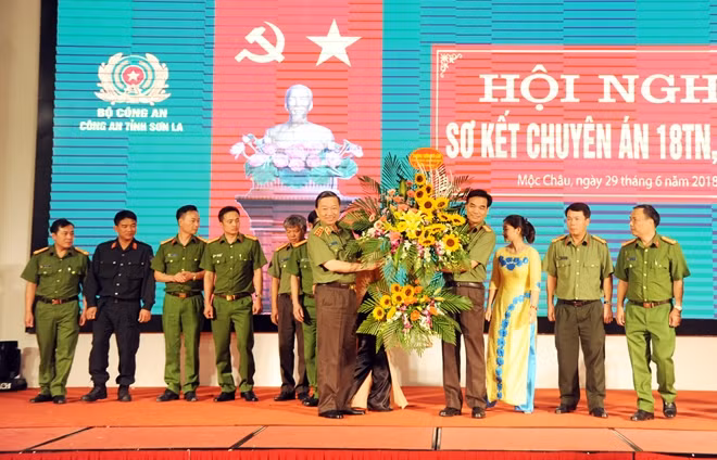 Bộ trưởng Tô Lâm tặng hoa chúc mừng Ban chuyên án.