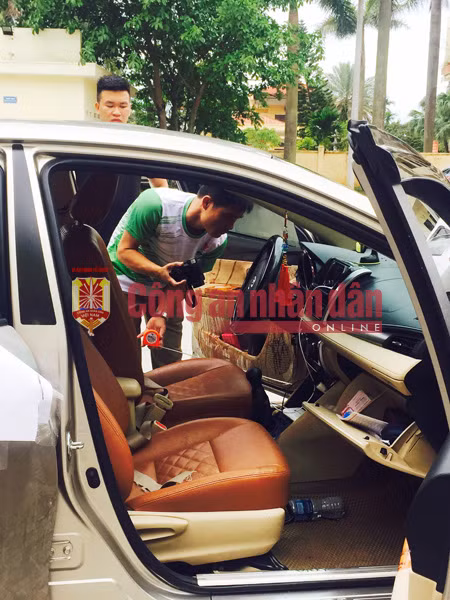 Cảnh sát khám nghiệm chiếc xe Vios của nạn nhân