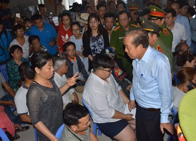 Phó Thủ tướng Thường trực Trương Hòa Bình trò chuyện, chia sẻ khó khăn với người dân sống tại chung cư Carina Plaza.