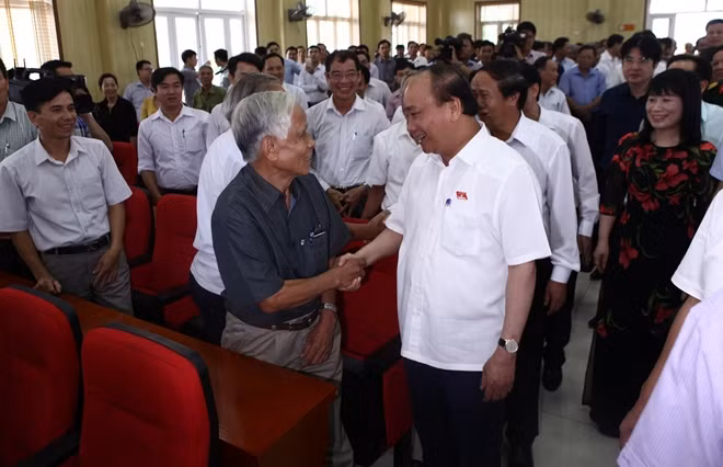 Thủ tướng Nguyễn Xuân Phúc và các cử tri.