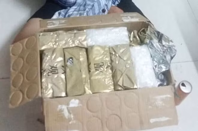 Đồng bọn của Oanh và tang vật. Đồng bọn của Oanh và tang vật.