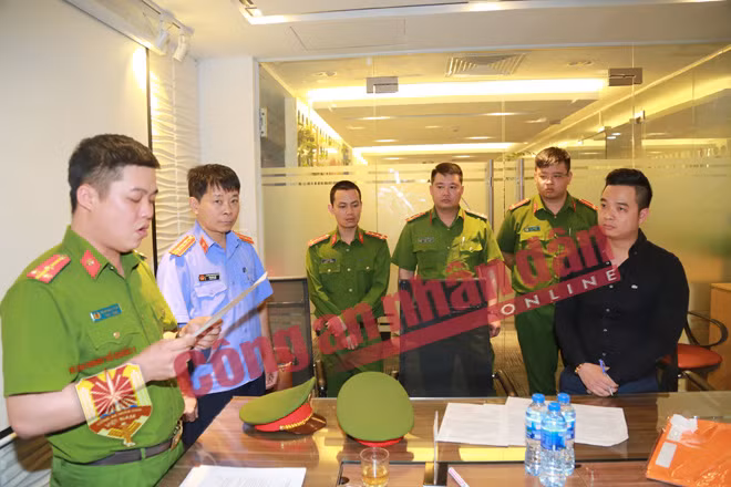 Cơ quan điều tra đọc lệnh khám xét nơi làm việc của bị can Phạm Quang Minh, Giám đốc kinh doanh VNPT EPAY