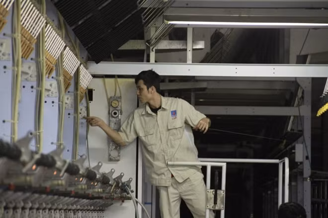 Các cuộn sợi đầu tiên được nối lên giàn kéo DTY