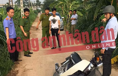 Các trinh sát dẫn giải đối tượng Thắng dựng lại hiện trường vụ án Các trinh sát dẫn giải đối tượng Thắng dựng lại hiện trường vụ án