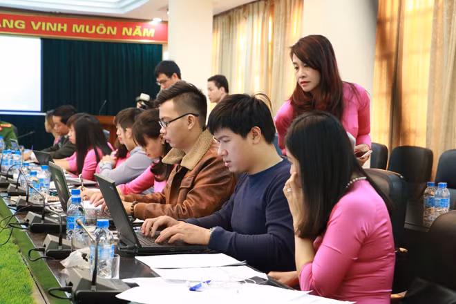 Phóng viên, biên tập viên Báo điện tử CAND tiếng Anh tác nghiệp.