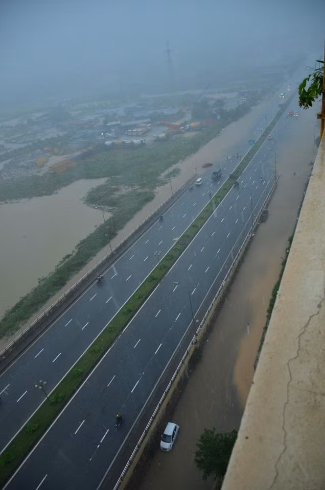 Đại lộ Thăng Long bị ngập nhiều đoạn.