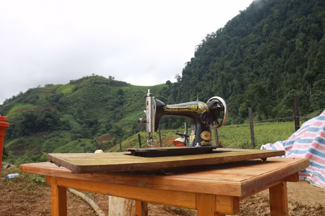 Vật dụng sót lại của cả gia đình sau trận lở đất.