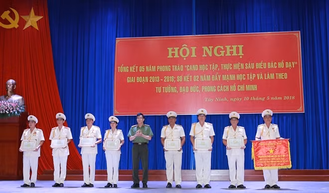 Thừa ủy quyền của Bộ Công an, Đại tá Nguyễn Tri Phương, Giám đốc Công an tỉnh tặng Cờ thi đua và Bằng khen cho các tập thể, cá nhân