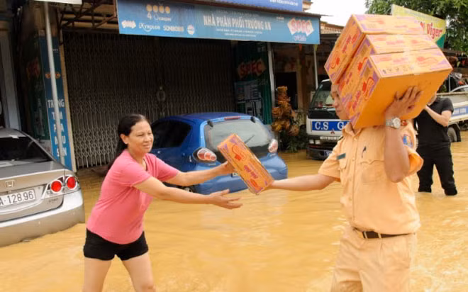 Tặng quà người dân vùng lũ