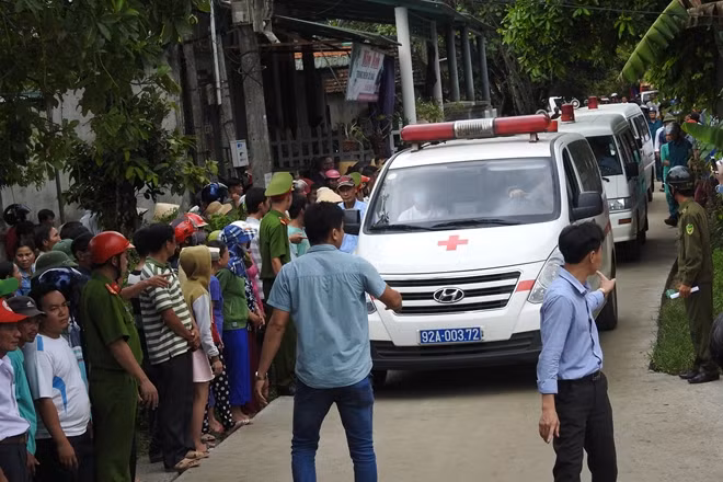 Xe chở thi thể các nạn nhân về đến thôn Lương Điền lúc 10h20'