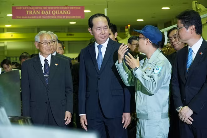 Chủ tịch nước Trần Đại Quang nói chuyện với công nhân.